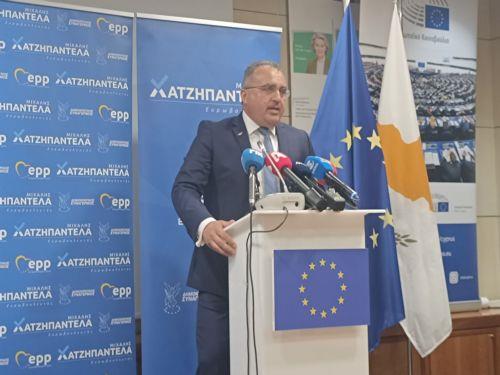 Υποχρέωση η διασφάλιση αξιοπρεπούς στέγης, λέει ο Χατζηπαντέλα