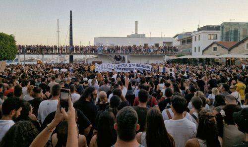 Πλήθος κόσμου στην εκδήλωση διαμαρτυρίας με αφορμή πυρκαγιά ορεινής Λεμεσού