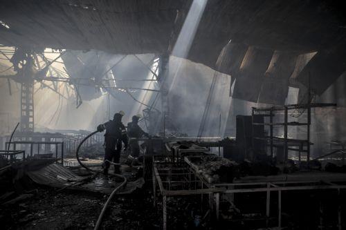 Η Ουκρανία είπε πως έπληξε ρωσικές πετρελαϊκές εγκαταστάσεις, στρατιωτικό αεροδρόμιο