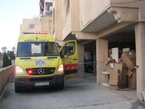 Δύο άτομα και ένας σκύλος ανασύρθηκαν από την πολυκατοικία στη Γερμασόγεια