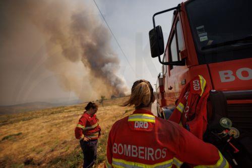 Πολλαπλά μέτωπα πυρκαγιάς μαίνονται σε κεντρική Πορτογαλία και Ισπανία