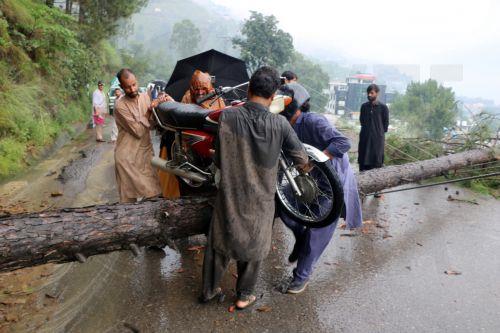 Στους 200 οι νεκροί από καταρρακτώδεις βροχές στο Πακιστάν