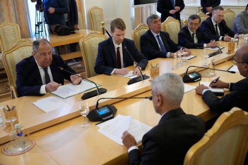 Η Δύση προσπαθεί να μπλοκάρει το διάλογο υποστηρίζει ο Λαβρόφ