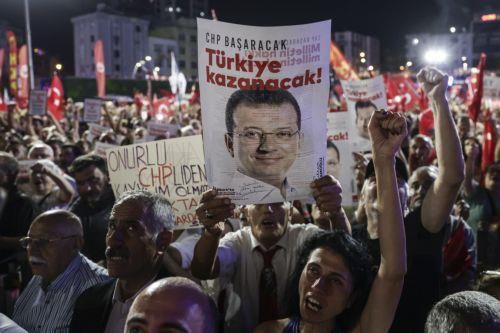 Ερωτήματα για δέσμευση Τουρκίας στις δημοκρατικές αξίες από Κομισιόν στην επέτειο σύλληψης Ιμάμογλου