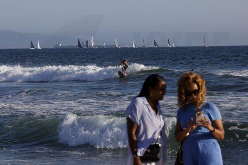 Πρώτη εικόνα των πρωταγωνιστών της σειράς Baywatch μέσα από το νέο teaser