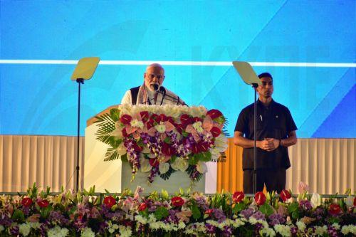 Ο  Μόντι προτρέπει τη χρήση προϊόντων τοπικής παραγωγής και όχι ξένων