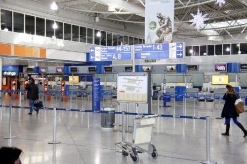 Κλείσιμο εναέριου χώρου Ελλάδας: Να επικοινωνούν με αεροπορικές εταιρείες καλεί επιβάτες το Υπ. Μεταφορών