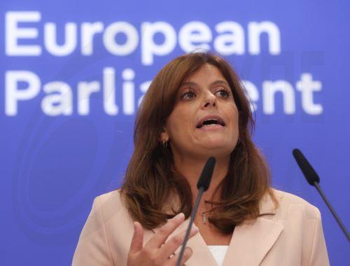 Το ΕΚ διασφαλίζει την ασυλία της Ιταλίδας Ιλάρια Σάλις που κατηγορείται στην Ουγγαρία