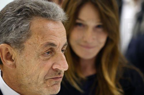 Δίπλα στον Ν. Σαρκοζί η σύζυγός του Κάρλα Μπρούνι μετά την καταδίκη του