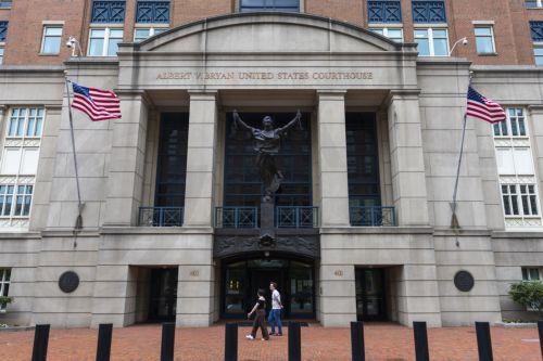 Ο Τραμπ χαιρέτισε απαγγελία καταγγελιών εναντίον πρώην Διευθυντή FBI Τζέιμς Κόμι