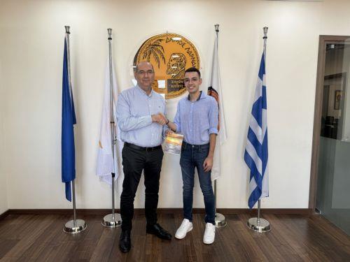 Φοιτητής παρουσίασε στον Δήμαρχο Λάρνακας ερευνητική εργασία για την Υποψηφιότητα Λάρνακας 2030