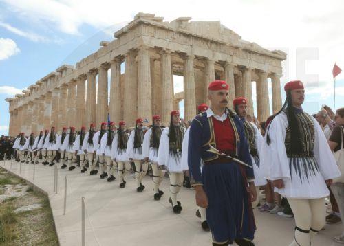 Έπαρση Σημαίας στον Ιερό Βράχο Ακρόπολης για 82η επέτειο Απελευθέρωσης Αθήνας