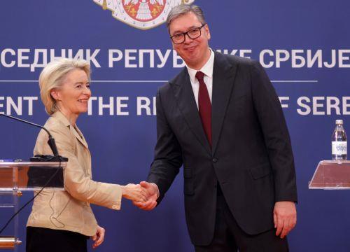 Η Φον ντερ Λάιεν καλεί τη Σερβία να υιοθετήσει κυρώσεις κατά Ρωσίας