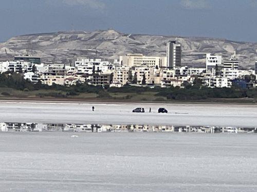 Συνεχίζεται η επιχείρηση απεγκλωβισμού δύο οχημάτων από την αλυκή Λάρνακας