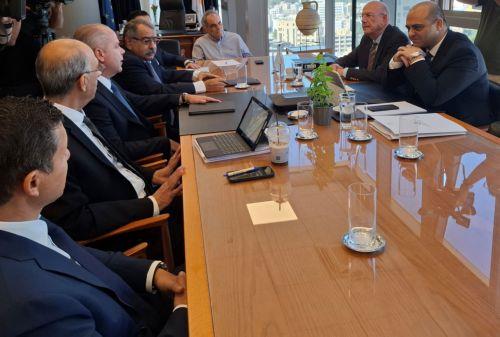 Ολοκληρώθηκε χωρίς δηλώσεις η συνάντηση Υπουργών με εργοδότες για ΑΤΑ