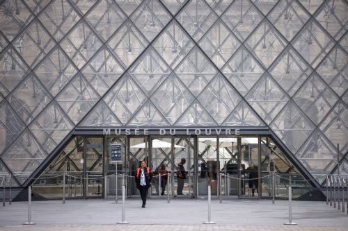 Πέντε νέοι ύποπτοι συνελήφθησαν για την κλοπή στο Λούβρο, μεταδίδει ραδιοσταθμός