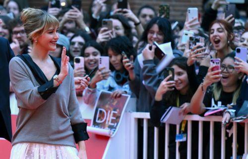 Η Τζένιφερ Λόρενς τρολάρει την Έμα Στόουν