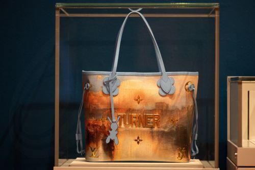 Η εμβληματική σοκολατένια «Egg Bag»  Louis Vuitton επιστρέφει με χρώμα και υψηλή αισθητική