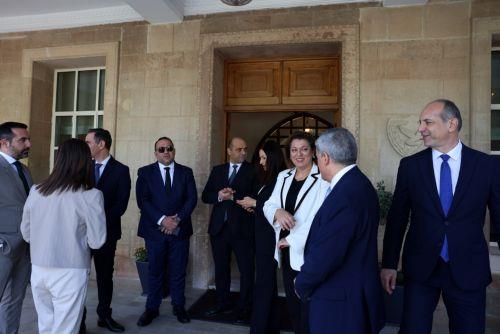 Οι μισθοί κρατικών αξιωματούχων: Οι ολικές μηνιαίες απολαβές και τα καθαρά ποσά