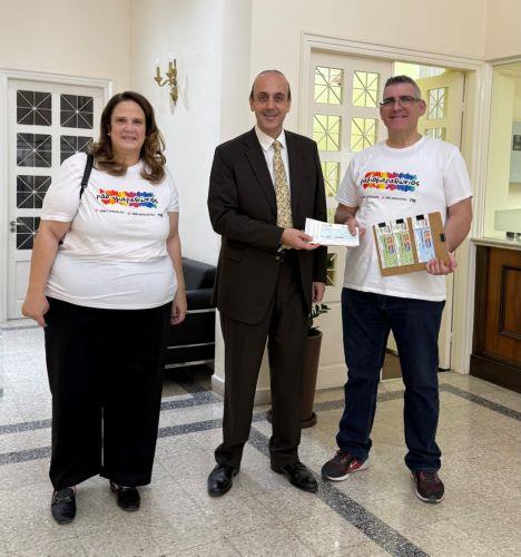 Ο Δήμαρχος Πάφου παρέδωσε εισφορά του Δήμου στον Ραδιομαραθώνιο 2025