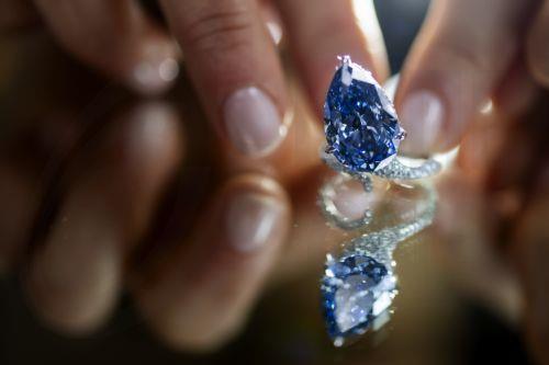 Πάνω από $25 εκατομμύρια για ένα μπλε διαμάντι σε δημοπρασία του Christies