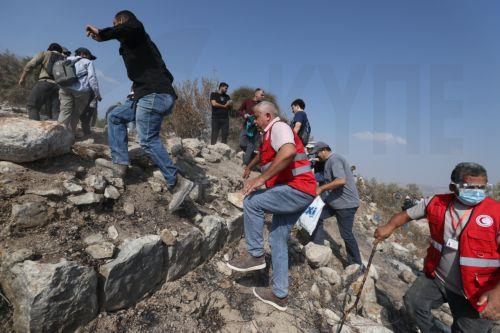 Urgente! Colonos israelenses atacam palestinos e incendeiam propriedades na Cisjordânia