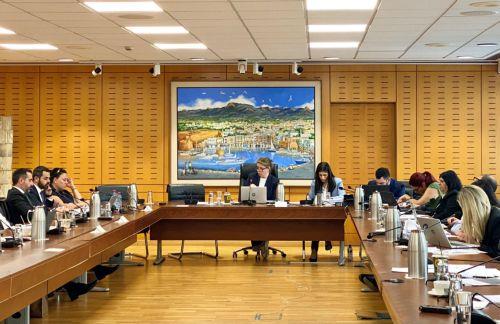 Third country nationals legally in Cyprus at 175,677, majority are Russians figures show