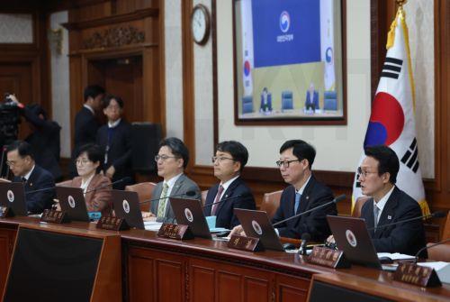 Διασώθηκαν και οι 267 επιβαίνοντες μετά την προσάραξη οχηματαγωγού στη Ν. Κορέα