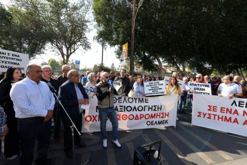 Ο αγώνας θα συνεχιστεί για ένα δίκαιο σύστημα αξιολόγησης, τονίστηκε στη διαμαρτυρία ΟΕΛΜΕΚ