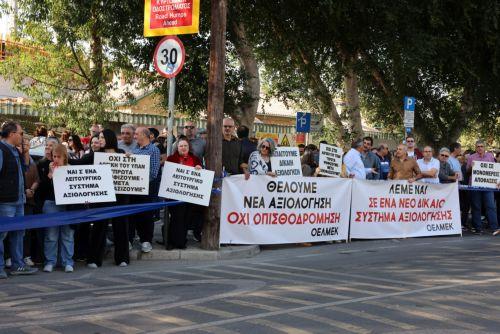 Καμία απεργία δεν θα σταματήσει την προσπάθεια για μεταρρυθμίσεις, είπε ο Πρόεδρος