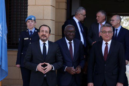 Σε εξέλιξη η συνάντηση ΠτΔ-Τ/κ ηγέτη, τους υποδέχθηκε ο Χ. Ντιάν