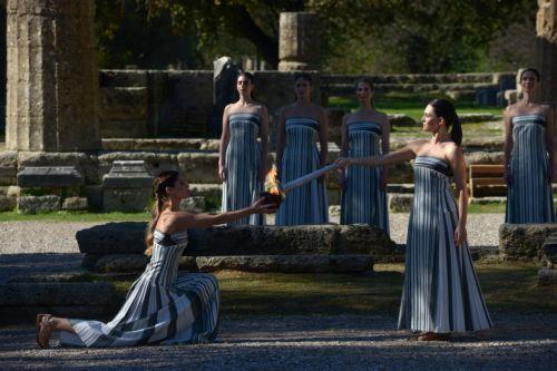 Ανάβει η ολυμπιακή φλόγα στην Αρχαία Ολυμπία για τους Χειμερινούς Ολυμπιακούς