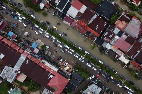 Στους 55 οι νεκροί από τις πλημμύρες στην Ταϊλάνδη, 61 από κυκλώνα στη Σουμάτρα
