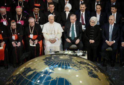 Μηνύματα για διάλογο και θρησκευτική συνύπαρξη από Ερντογάν και Πάπα