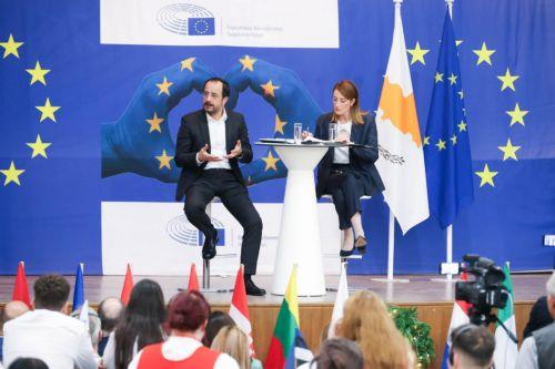 Öğrenciler Christodoulides ve Metsola’ya çalışma hayatındaki endişelerini aktardılar