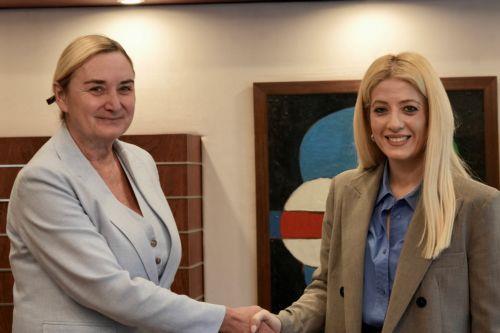 Κοινή βούληση για ενίσχυση διμερούς συνεργασίας εξέφρασαν ΠτΒ-νέα Πρέσβης Τσεχίας