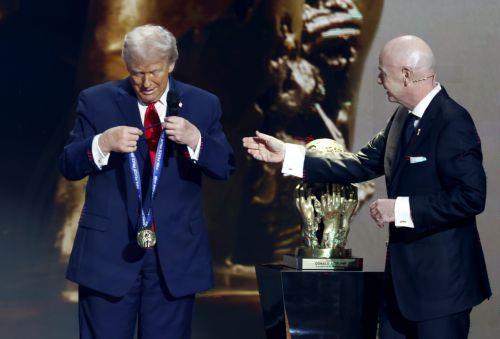 Στον Ντόναλντ Τραμπ το πρώτο βραβείο ειρήνης της FIFA