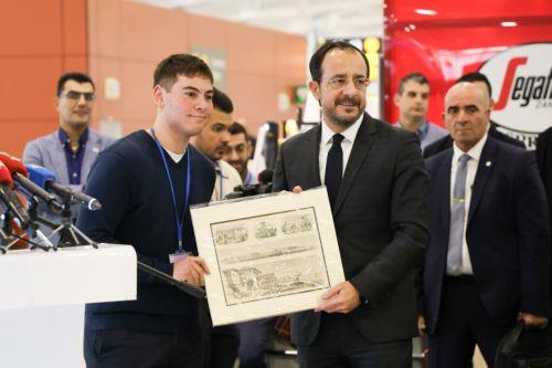 Έκθεση καρτ ποστάλ για ιστορία ΕΕ εγκαινίασε ο ΠτΔ στο Αεροδρόμιο Λάρνακας