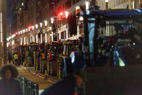 Τρακτέρ κατακλύζουν τις Βρυξέλλες, διαμαρτυρία αγροτών για συμφωνία ΕΕ-Mercosur