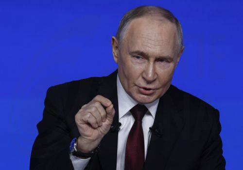 Πρόθεση να συμβάλει στον τερματισμό πολέμου στην Ουκρανία «με ειρηνικά μέσα» εκφράζει ο Πούτιν