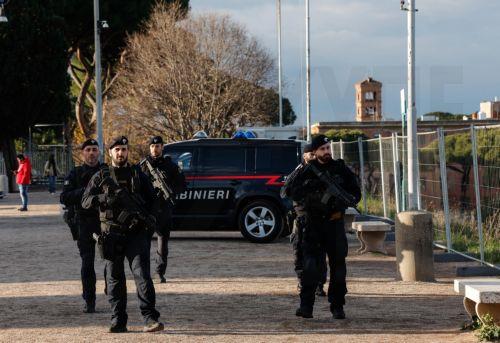 Πυρκαγιά κατέστρεψε το θέατρο Σανατζάρο της Νάπολης, εκκενώθηκαν πολυκατοικίες