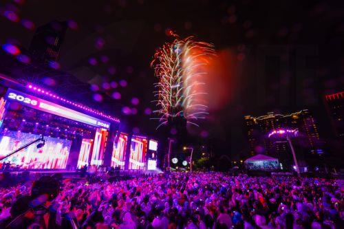 Η υφήλιος αποχαιρετά το 2025 με πυροτεχνήματα και παγωμένες βουτιές