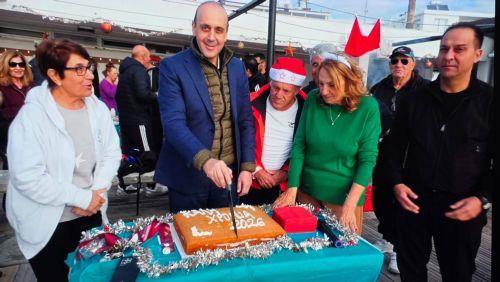 Χειμερινοί κολυμβητές καλωσόρισαν το νέο έτος με βουτιές στη θάλασσα της Πάφου