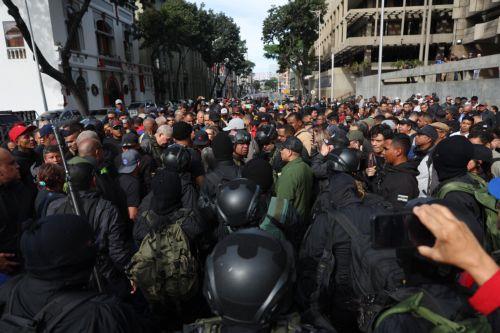 Η Μόσχα καλεί την Ουάσινγκτον να απελευθερώσει τον Μαδούρο και τη σύζυγό του