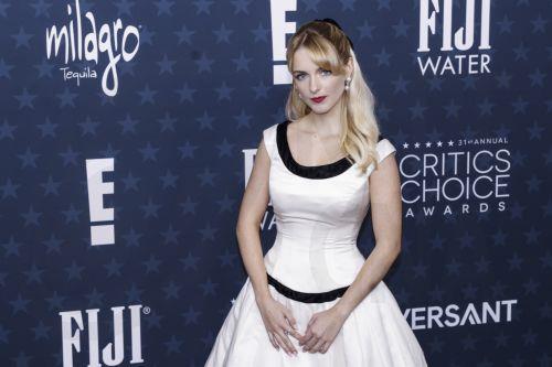 Η Μακένα Γκρέις στον ρόλο της Daphne στη νέα live-action σειρά του Netflix