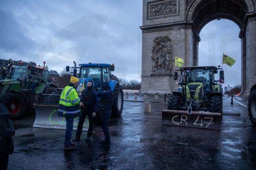 Τα τρακτέρ των αγροτών που διαδηλώνουν έφθασαν στον Πύργο του Άιφελ στο Παρίσι