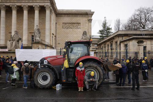 Αγρότες αποκλείουν δρόμους Παρισιού διαμαρτυρόμενοι κατά της εμπορικής συμφωνίας ΕΕ-Mercosur