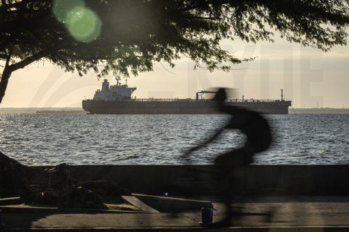 Δεξαμενόπλοιο ενδεχομένως του σκιώδους στόλου Ρωσίας στα ανοιχτά γαλλικών ακτών