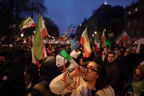 Κομισιόν: Στο τραπέζι νέες κυρώσεις κατά Ιράν για βίαιη καταστολή διαδηλώσεων