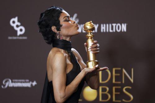 Η εμφάνιση της Τεγιάνα Τέιλορ με φόρεμα από ανακυκλωμένα εξαρτήματα πιάνου